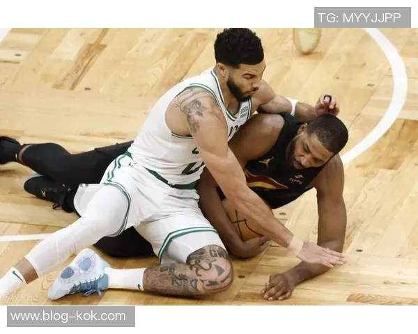 马祖拉称赞怀特防守全面表现出色角色在球队中愈发重要 马祖拉称赞怀特防守全面表现出色角色在球队中愈发重要