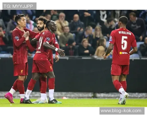 库利巴利和盖耶将队长袖标传递给马内共同庆祝首个奖杯的温馨时刻 库利巴利和盖耶将队长袖标传递给马内共同庆祝首个奖杯的温馨时刻