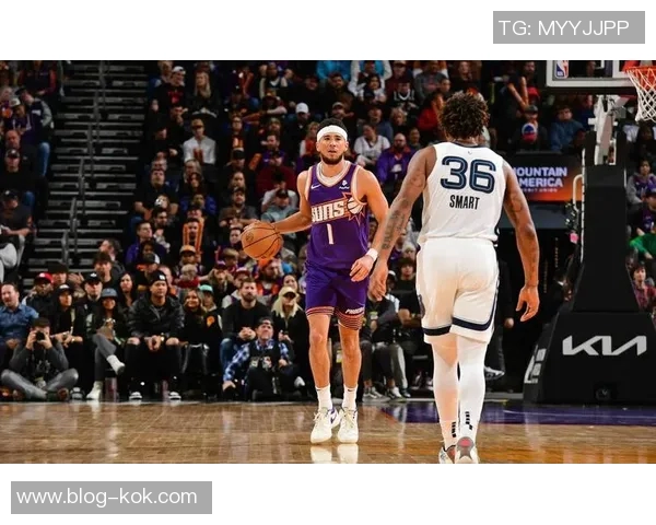 布克首节失准后强势反弹半场贡献13分4助攻助队逆转局势 布克首节失准后强势反弹半场贡献13分4助攻助队逆转局势